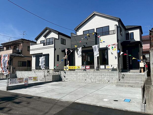 【現地外観写真】毎日の買い物がさっと済む、便利で心地よい暮らし。スーパーやコンビニが徒歩圏内で、小学校も近く安心。忙しい日も家族の時間を大切にできます。現地（2026年3月）撮影