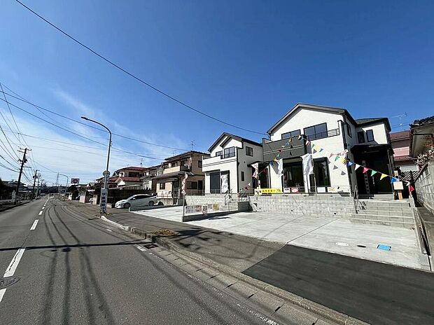 【前面道路含む現地写真】幅員12mの広々とした前面道路。見通しが良く、駐車も楽々で毎日の出入りが快適です。開放的で日当たりも良好、ご家族みんなが暮らしやすい住まいです。現地（2026年3月）撮影