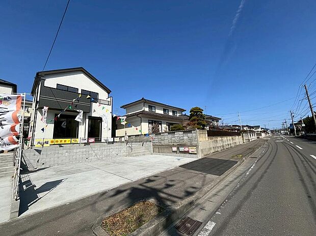 【前面道路含む現地写真】当日のご見学も可能ですので、お気軽にお問い合わせくださいませ。現地（2026年3月）撮影