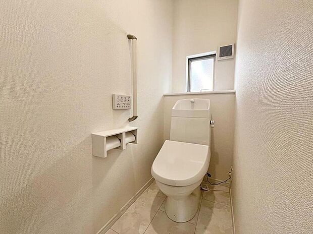 【トイレ】【完成施工例】
快適な生活を送るための必須アイテムとなった洗浄機能付トイレ。おしり洗浄、ビデ洗浄、暖房便座の3つの機能を標準装備しています♪