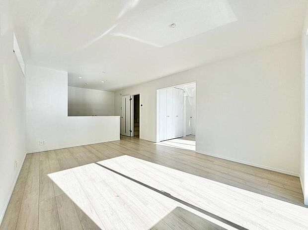 【リビング】【完成施工例】
落ち着いた色合い、ナチュラルなデザインのリビングです。家具の配置がしやすい形で、窓からは柔らかい光が差し込み日当たり・通風良好です♪のびのびと過ごせそうな空間です。