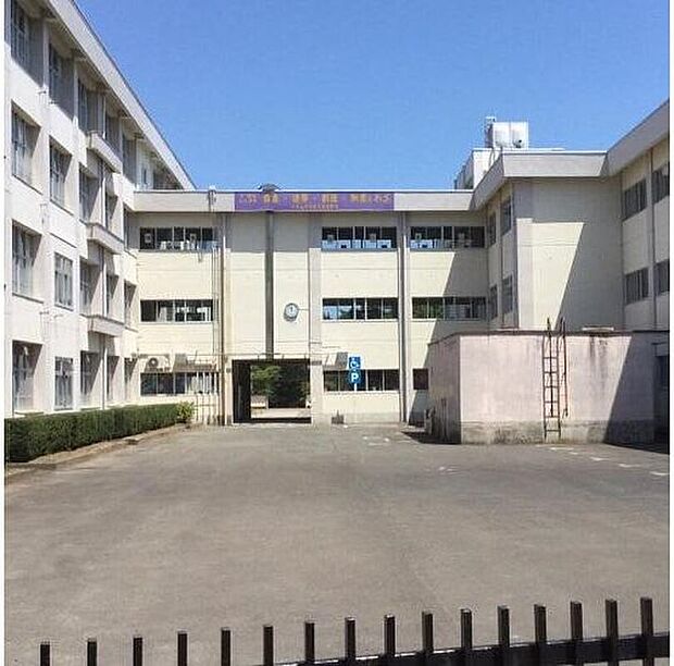 仙台市立八木山中学校(約915m)