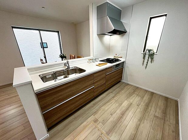 【キッチン】B号棟
キッチンは対面式となっており、開放感かつリビングと一体感のある仕様でございます♪家族のコミュニケーションが絶えない、そんな空間を創り出していますね。調理スペースも広く使い勝手がいいです。