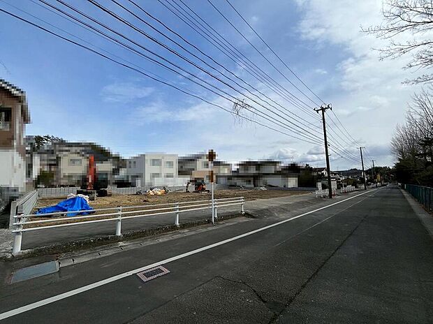 【現地写真】現地（2026年2月）撮影　現地は見通しの良い道路に面し、開放感たっぷり。日々の通勤やお出かけも快適に行える立地です。