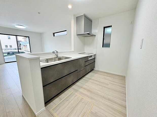 【キッチン】【完成施工例】
キッチンは対面式となっており、開放感かつリビングと一体感のある仕様です♪家族のコミュニケーションが絶えない、そんな空間を創り出していますね。調理スペースも広く使い勝手がいいです。