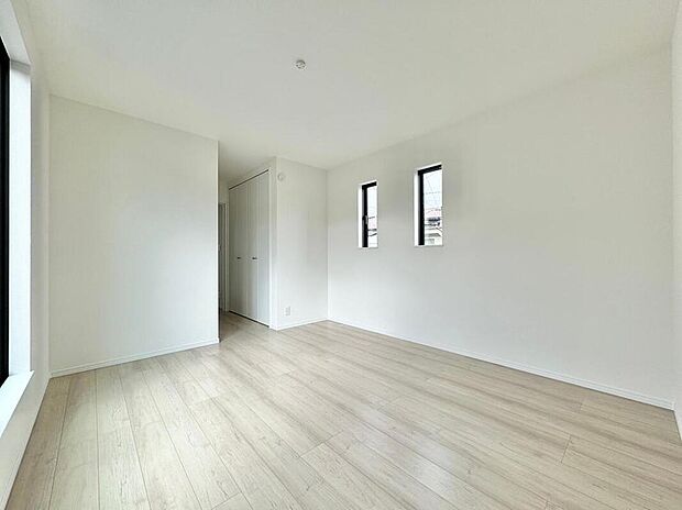 【リビング以外の居室】【完成施工例】
採光、通風が心地よいお部屋です。お子様部屋にも、お父さんの書斎にも、どんな目的でも心地よくお使いいただけるようなデザインです♪