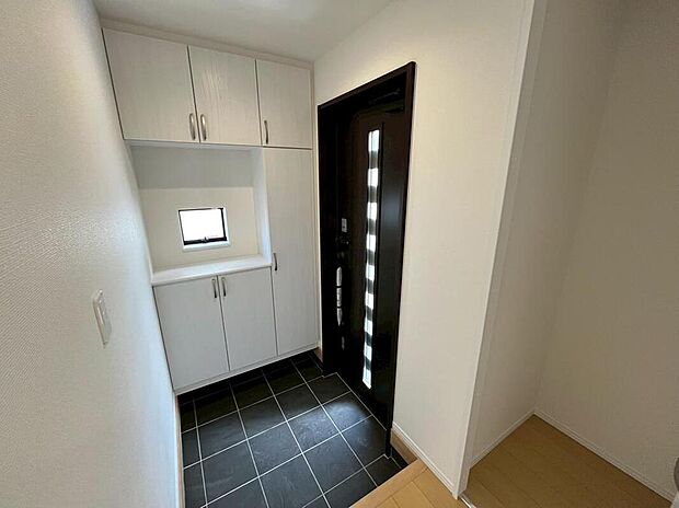 【玄関】現地(A号棟)撮影
明るくて広々とした玄関ホール 大型のシューズボックスを備えているので、散らかりがちな玄関もすっきりと片付きます!