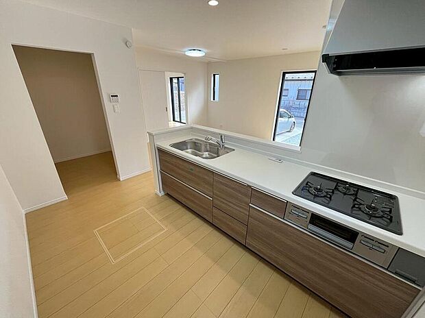 【キッチン】現地(A号棟)撮影
キッチンは対面式となっており、開放感かつリビングと一体感のある仕様でございます♪家族のコミュニケーションが絶えない、そんな空間を創り出していますね。調理スペースも広く使い勝手がいい