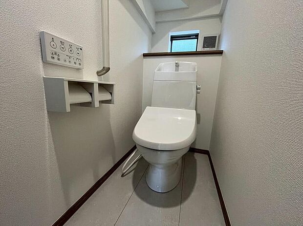 【トイレ】A号棟撮影
快適な生活を送るための必須アイテムとなった洗浄機能付トイレ。おしり洗浄、ビデ洗浄、暖房便座の3つの機能を標準装備しています♪