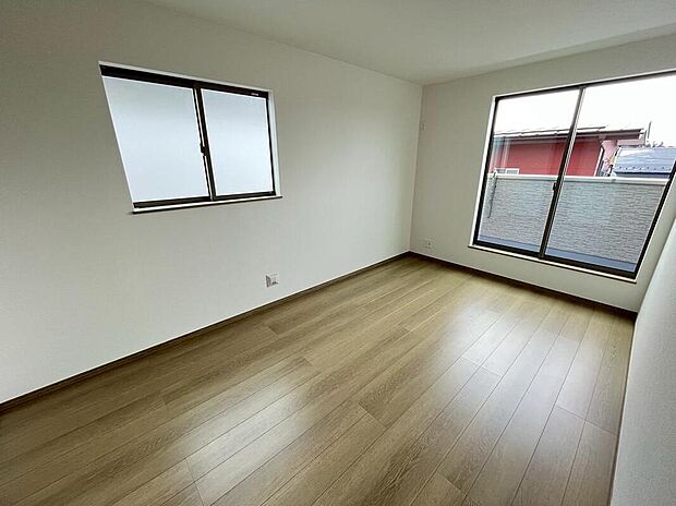 【リビング以外の居室】A号棟撮影
採光、通風が心地よいお部屋です。お子様部屋にも、お父さんの書斎にも、どんな目的でも心地よくお使いいただけるようなデザインです♪