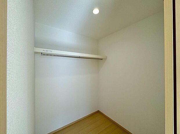 【収納】A号棟撮影
各部屋にクローゼット完備。ゆとりの収納で片付けも掃除もテキパキ完了。もちろん、子ども部屋にもクローゼットがあるので、早くから「自分で片付け」の習慣が身につけられます。