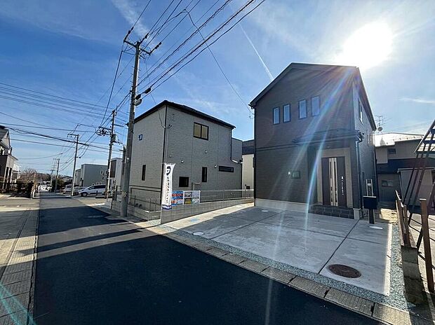 【前面道路含む現地写真】現地（2月）撮影。前面道路が広く、車の出入りがしやすく安心して駐車できる立地です。