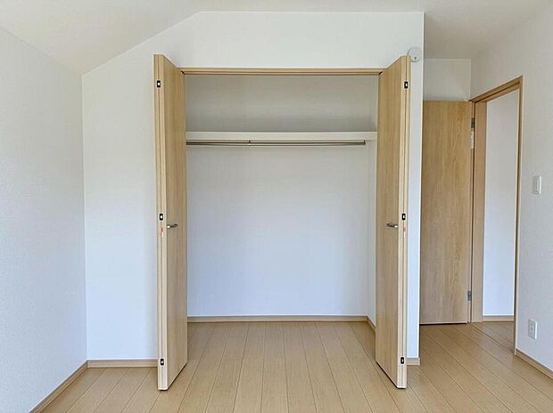 【収納】A号棟撮影
各部屋にクローゼット完備。ゆとりの収納で片付けも掃除もテキパキ完了。もちろん、子ども部屋にもクローゼットがあるので、早くから「自分で片付け」の習慣が身につけられます。