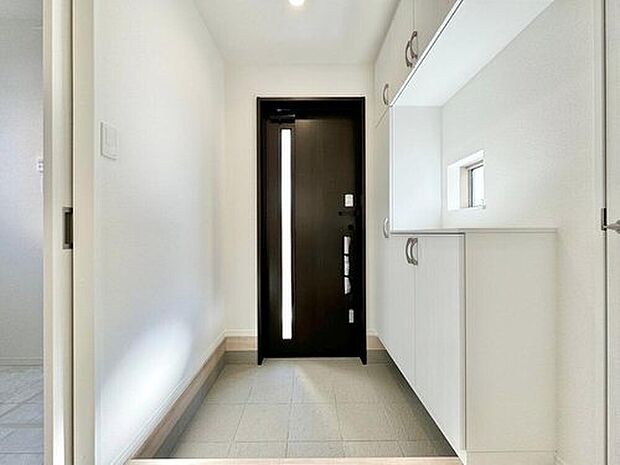 【玄関】完成施工例
明るくて広々とした玄関ホール 大型のシューズボックスを備えているので、散らかりがちな玄関もすっきりと片付きます!