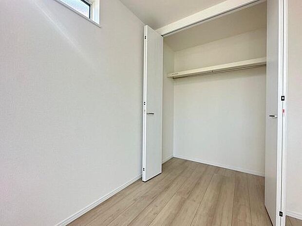 【収納】完成施工例
各部屋にクローゼット完備。ゆとりの収納で片付けも掃除もテキパキ完了。もちろん、子ども部屋にもクローゼットがあるので、早くから「自分で片付け」の習慣が身につけられます。