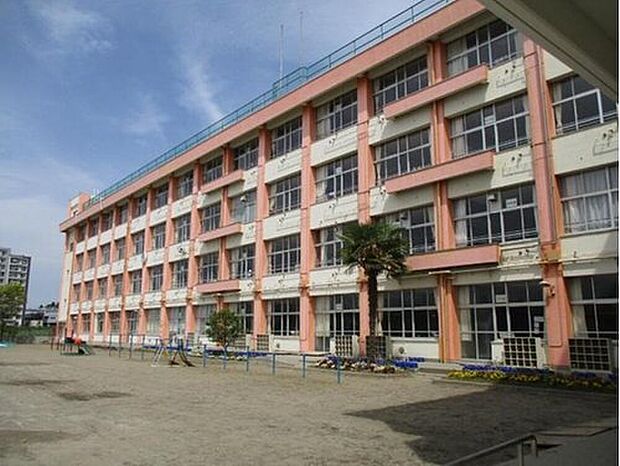 東仙台小学校(約240m)