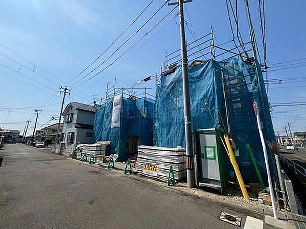 【前面道路含む現地写真】広々駐車スペース2台分!
ご夫婦で1台ずつ車を所有できます。
現地(3月)撮影