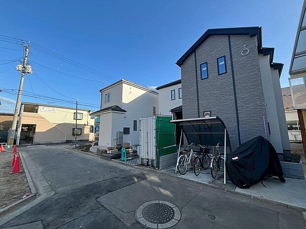 【現地外観写真】前面道路は幅員4m、アスファルト舗装済みで、車の出し入れもスムーズに行えます。
現地（3月）撮影