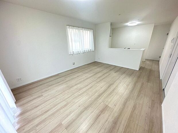 【リビング以外の居室】完成施工例
落ち着いた色合い、ナチュラルなデザインのリビングです。家具の配置がしやすい形で、窓からは柔らかい光が差し込み日当たり・通風良好です♪のびのびと過ごせそうな空間です。