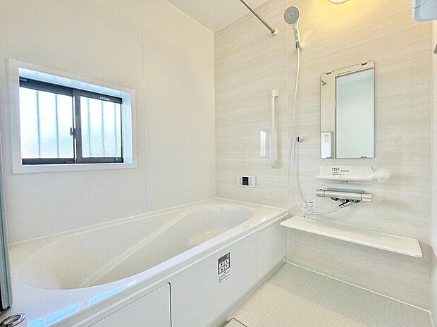 【浴室】完成施工例
広々大きめの浴槽。毎日の疲れを癒すゆったりくつろぎ空間♪バスは窓付きで明るく清潔。一坪タイプなので浴槽も洗い場も広くて子供とも入れて親子のコミュニケーションもとれますね♪