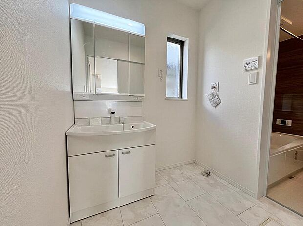 【洗面台・洗面所】完成施工例
白を基調とした清潔感のある三面鏡仕様の洗面台です♪鏡裏には収納スペースもあり、小物などをスッキリ片づけることが出来ます☆