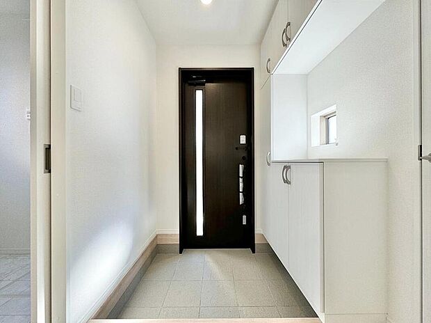 【玄関】完成施工例
明るくて広々とした玄関ホール　大型のシューズボックスを備えているので、散らかりがちな玄関もすっきりと片付きます！