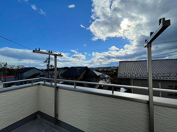 【バルコニー】完成施工例
太陽の光をいっぱい浴びたバルコニーで洗濯物を乾かせます♪