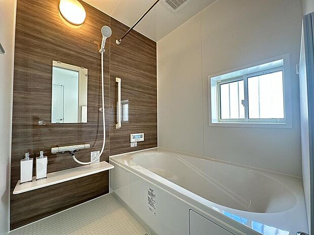 【同形状・同仕様写真(浴室）】完成施工例
広々大きめの浴槽。毎日の疲れを癒すゆったりくつろぎ空間♪バスは窓付きで明るく清潔。一坪タイプなので浴槽も洗い場も広くて子供とも入れて親子のコミュニケーションもとれますね♪