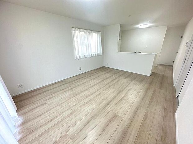 【同形状・同仕様写真(リビング）】完成施工例
落ち着いた色合い、ナチュラルなデザインのリビングです。家具の配置がしやすい形で、窓からは柔らかい光が差し込み日当たり・通風良好です♪のびのびと過ごせそうな空間です。