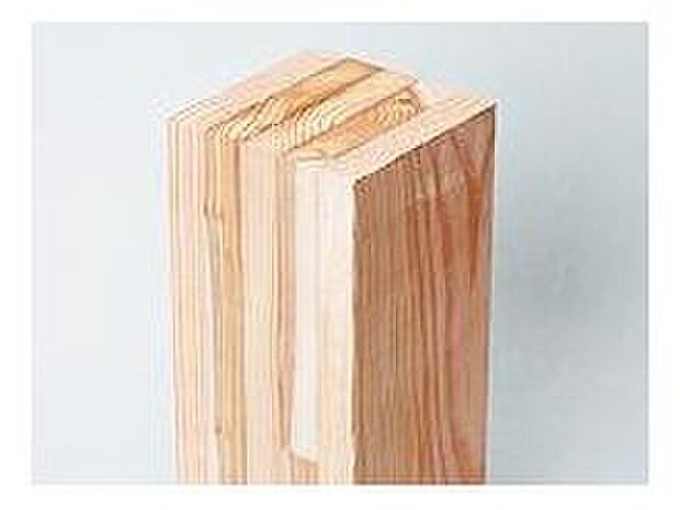 【構造用集成材】柱・梁材に構造用集成材（土台は防腐防蟻処理構造用乾燥集成材）を使用。集成材は一般材に比べて30％強度が増します。また、木材の含水率（木材に含む水の比率）を17％以下に抑えて木材を腐らないようにしています。