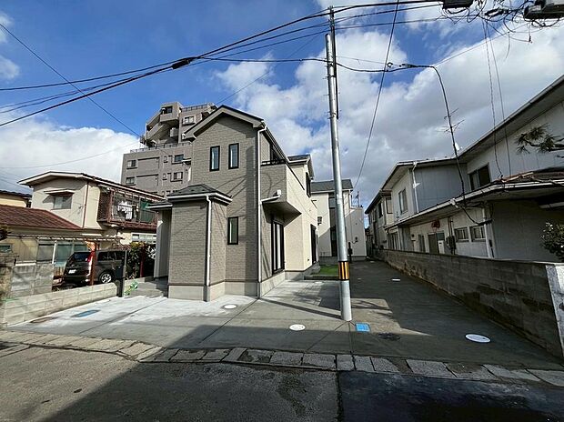 【現地外観写真】駐車2台可！お車での移動もスムーズな、ゆとりある敷地計画♪現地（2026年2月）撮影