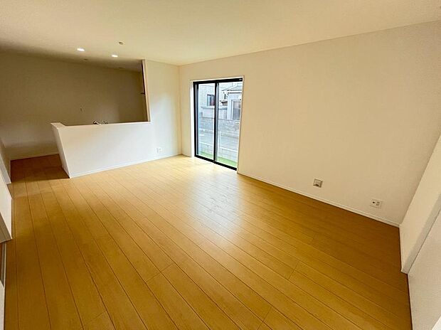 【リビング以外の居室】A号棟撮影
落ち着いた色合い、ナチュラルなデザインのリビングです。家具の配置がしやすい形で、窓からは柔らかい光が差し込み日当たり・通風良好です♪のびのびと過ごせそうな空間です。