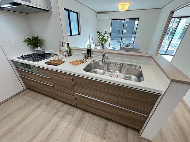 【キッチン】A号棟
キッチンは対面式となっており、開放感かつリビングと一体感のある仕様でございます♪家族のコミュニケーションが絶えない、そんな空間を創り出していますね。調理スペースも広く使い勝手がいいです。