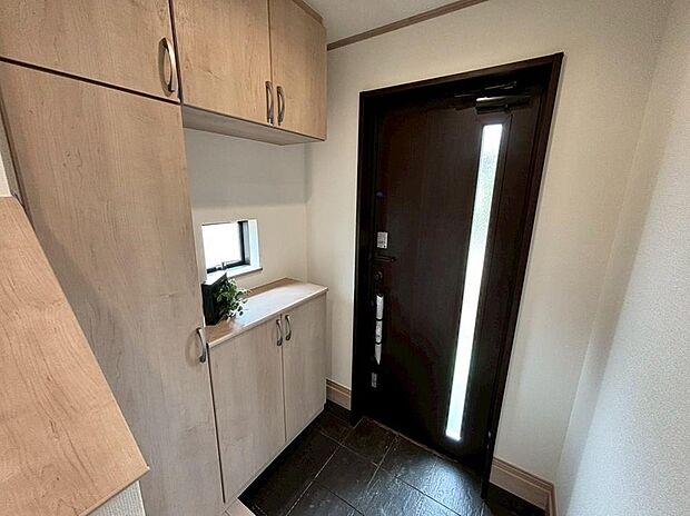 【玄関】G号棟
明るくて広々とした玄関ホール　大型のシューズボックスを備えているので、散らかりがちな玄関もすっきりと片付きます！