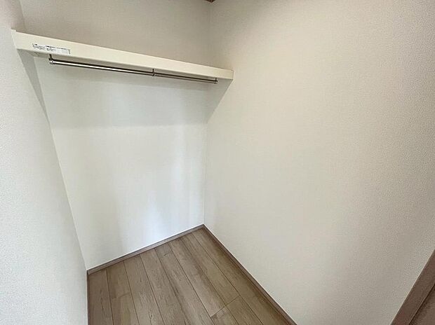 【収納】A号棟
各部屋にクローゼット完備。ゆとりの収納で片付けも掃除もテキパキ完了。もちろん、子ども部屋にもクローゼットがあるので、早くから「自分で片付け」の習慣が身につけられます。