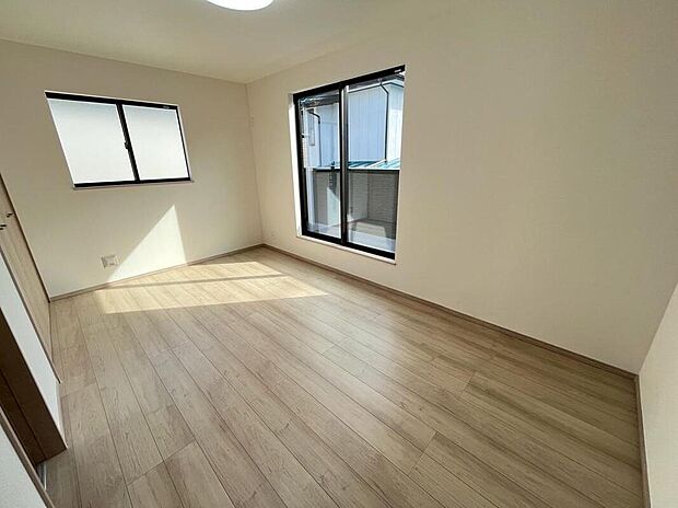 【リビング以外の居室】A号棟撮影
採光、通風が心地よいお部屋です。お子様部屋にも、お父さんの書斎にも、どんな目的でも心地よくお使いいただけるようなデザインです♪