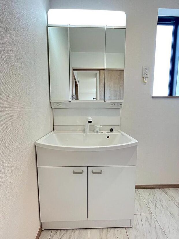 【洗面台・洗面所】A号棟撮影
白を基調とした清潔感のある三面鏡仕様の洗面台です♪鏡裏には収納スペースもあり、小物などをスッキリ片づけることが出来ます☆