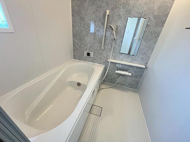 【浴室】A号棟撮影
広々大きめの浴槽。毎日の疲れを癒すゆったりくつろぎ空間♪バスは窓付きで明るく清潔。一坪タイプなので浴槽も洗い場も広くて子供とも入れて親子のコミュニケーションもとれますね♪