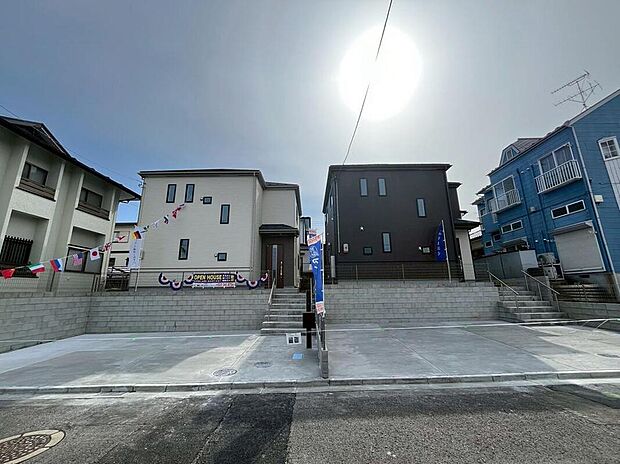 【現地外観写真】駐車スペースが確保されていることで、急なお出かけや買い物にも安心して対応でき、家族全員の生活がもっと便利に!現地(2026年3月)撮影