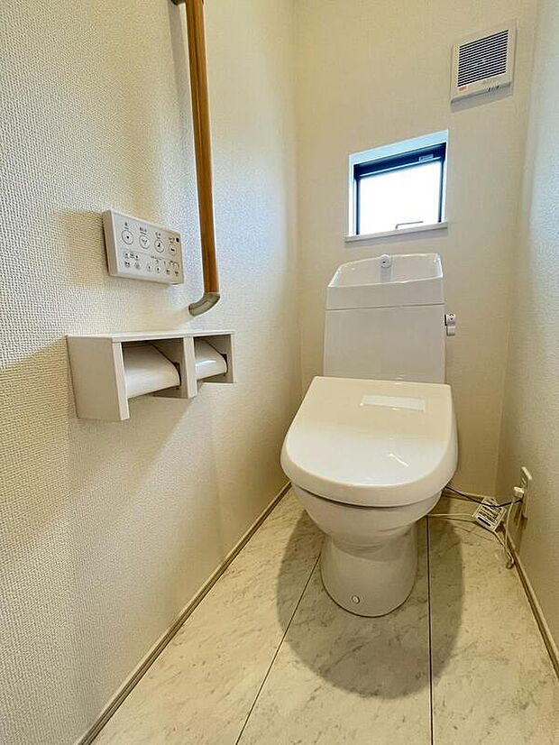 【トイレ】B号棟
快適な生活を送るための必須アイテムとなった洗浄機能付トイレ。おしり洗浄、ビデ洗浄、暖房便座の3つの機能を標準装備しています♪