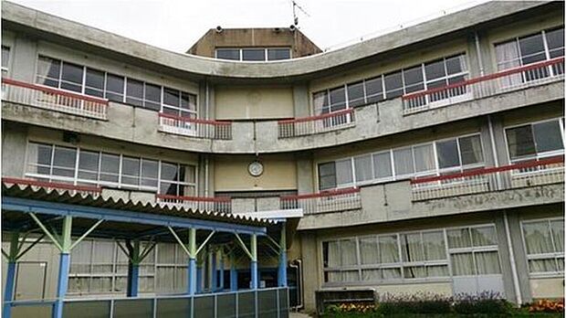 不二が丘小学校(約750m)