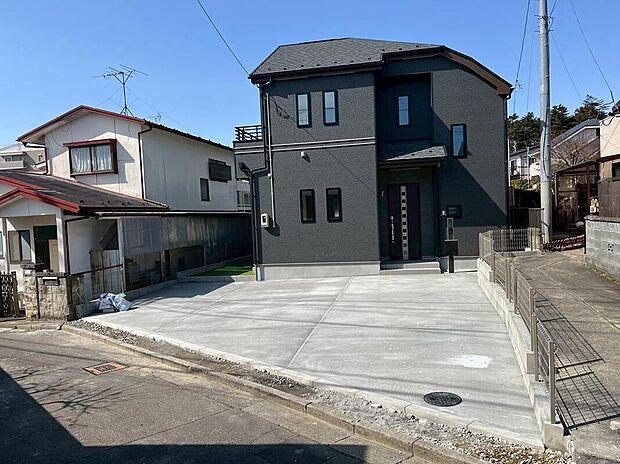 【現地外観写真】【現地(2026年3月)撮影】車3台駐車可能で来客時以外にも、自転車なども置けます。