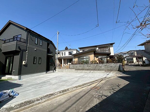 【前面道路含む現地写真】【現地(2026年3月)撮影】広々とした駐車スペースで、駐車時も余裕をもって行えます。