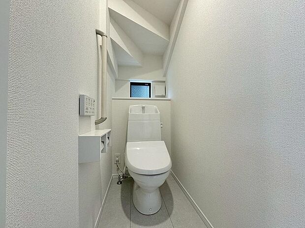 【トイレ】B号棟
快適な生活を送るための必須アイテムとなった洗浄機能付トイレ。おしり洗浄、ビデ洗浄、暖房便座の3つの機能を標準装備しています♪