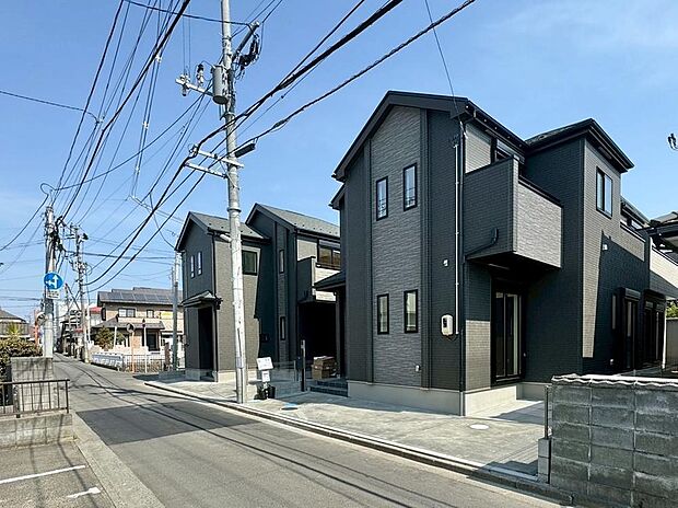 【現地外観写真】前面道路は幅員4m~6.7m。ゆとりある道路幅に面した、開放感あふれる外観デザインです。