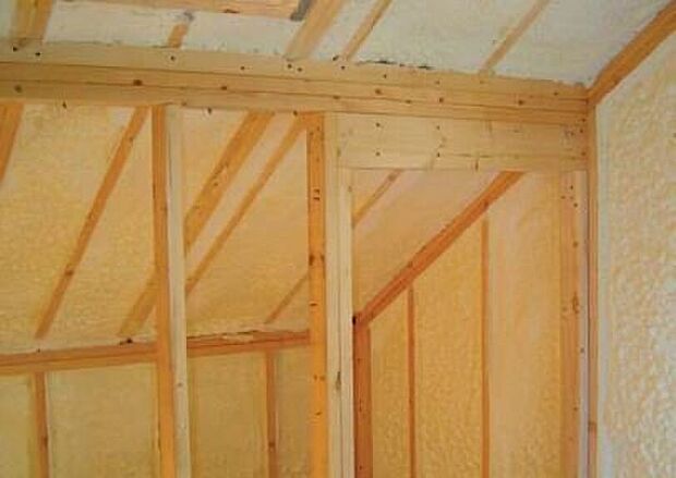 【【泡断熱】】高い断熱性能を持った泡断熱を採用。断熱材が壁や屋根の隙間に充填され、熱の流れを遮断するため、室内の温度を安定させることができます。これにより、冷暖房効果が向上し快適な室内環境を実現できます。