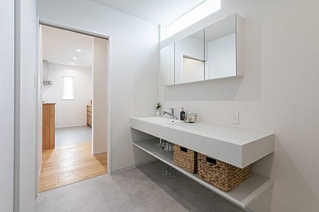 【78号地】家族で使用できる広々洗面台。