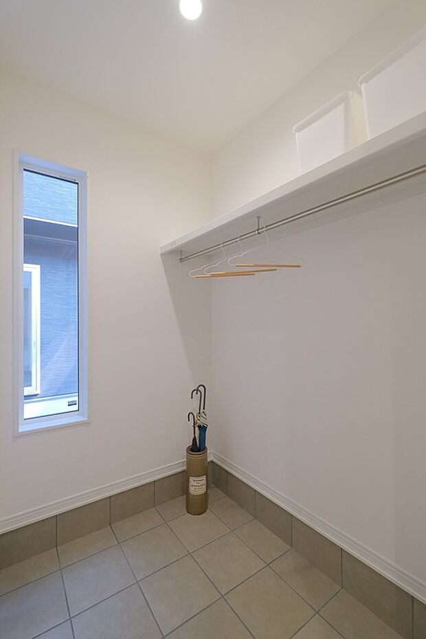 玄関横のシューズクローク。
ベビーカーやゴルフバッグを置くのに十分なスペースがあります。