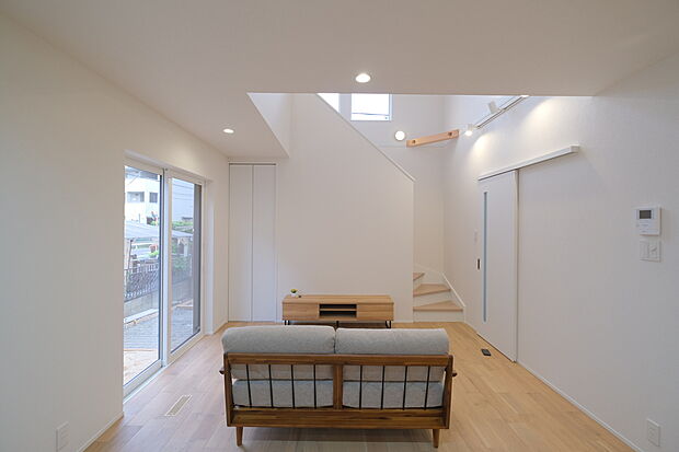 吹き抜けの天井は、部屋を明るく、広く感じさせ、開放感を与えます。
リビングルームでは、家族やゲストがリラックスできる快適な空間を作り出します。