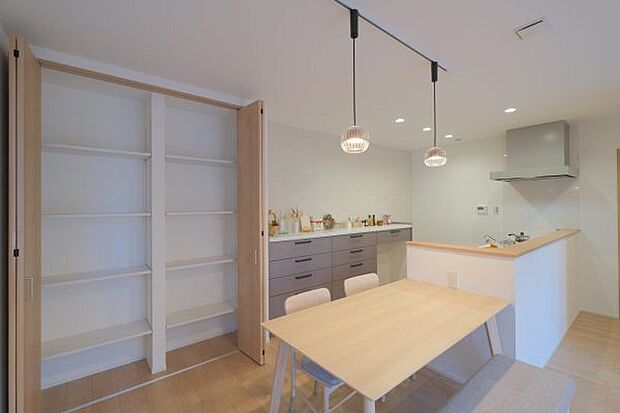 【【121号地】】キッチンにはカップボードの他に可動棚付きの収納があり、食器や調理器具、まとめ買いしたものをストックするの便利です。